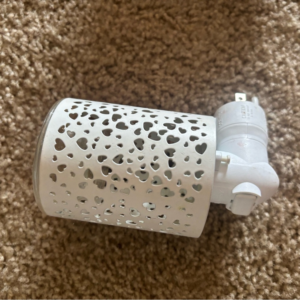 Scentsy White Heart Cutout Plug-In Warmer